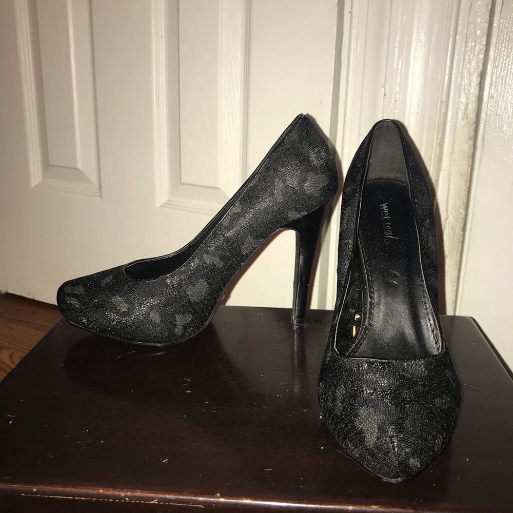 Leopard & lace black pumps
